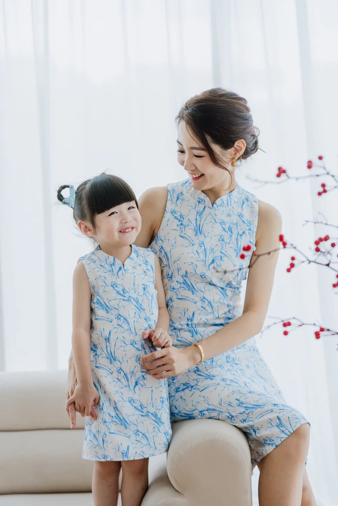 乐 Joyous Emboss Mommy Cheongsam - Blue Porcelain