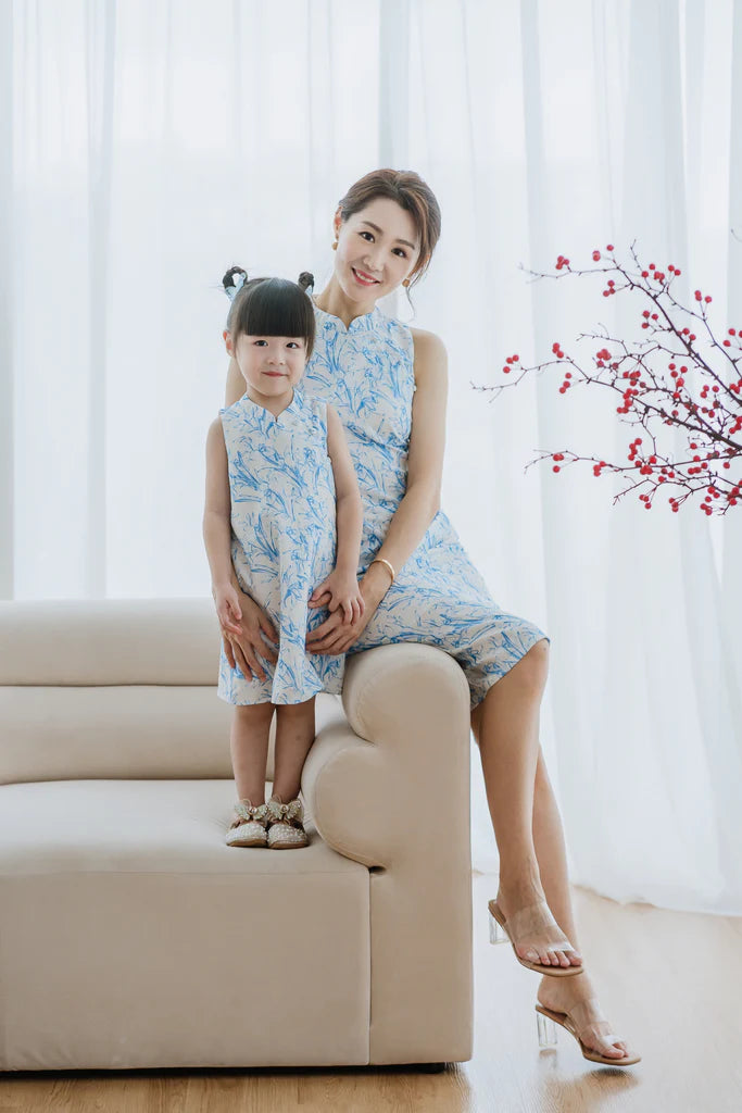 乐 Joyous Emboss Mommy Cheongsam - Blue Porcelain