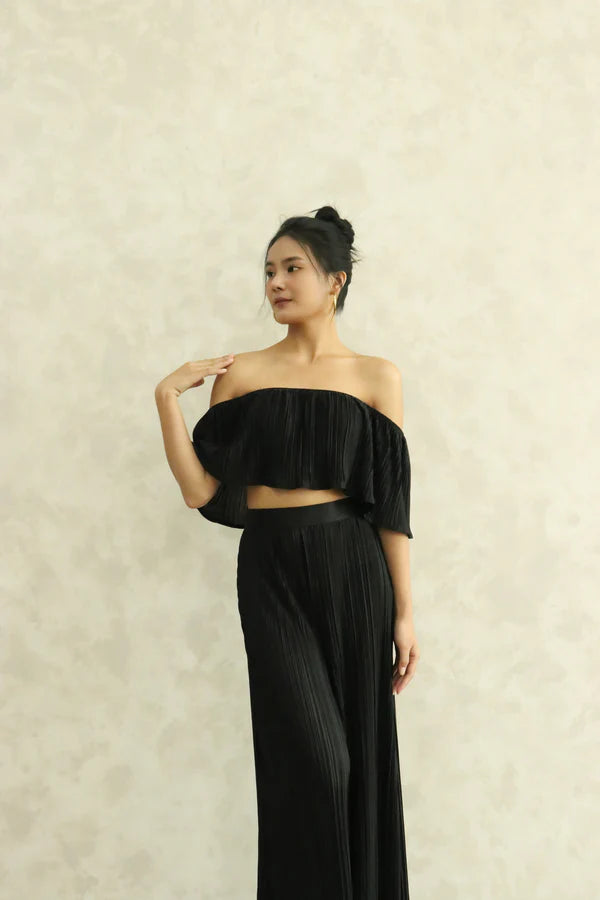 Cleolia 2 Ways Pleated Top in Black