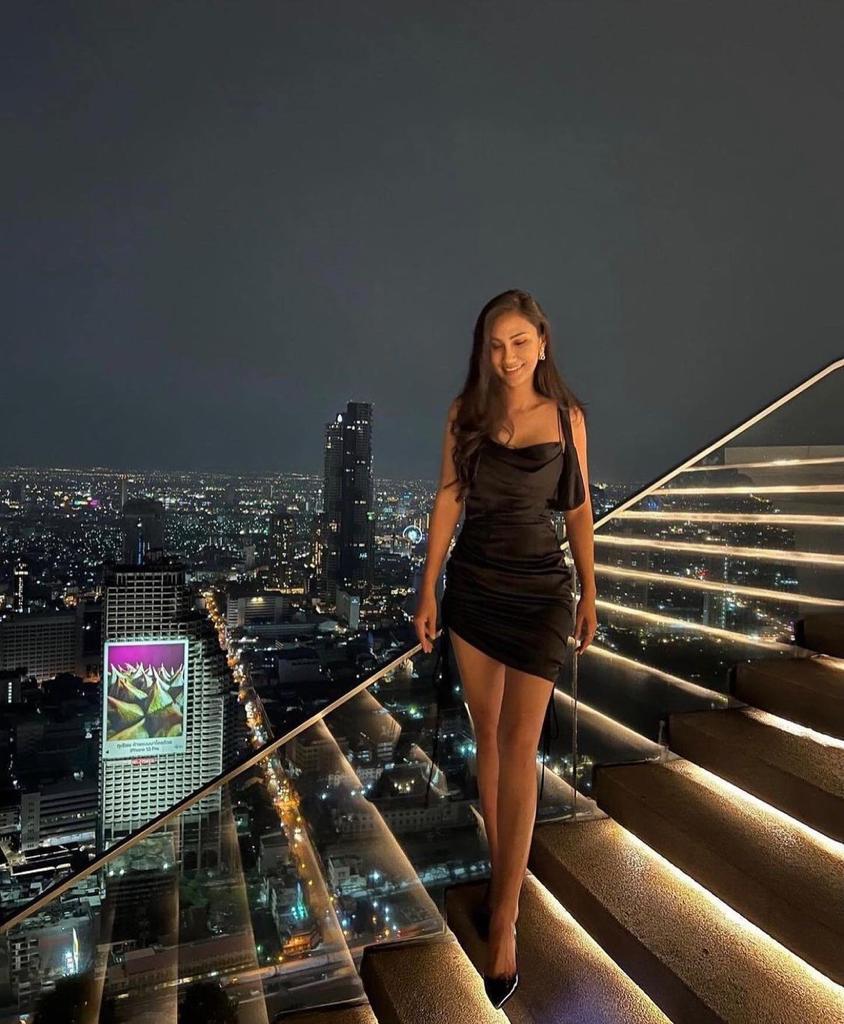 Leda JM 缎面连衣裙短裤无鞍