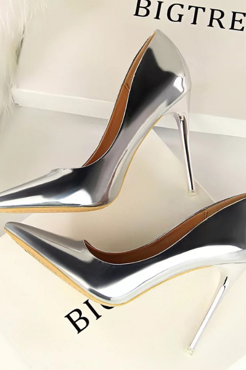 闪闪发光的高跟鞋