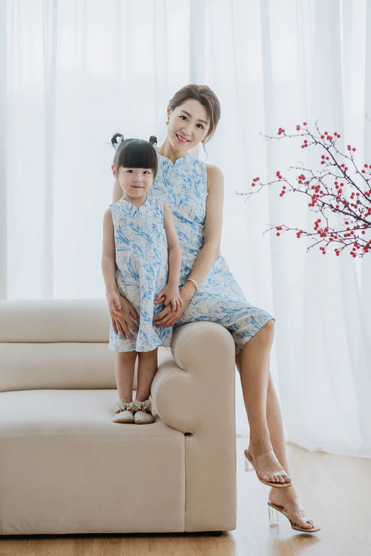 乐 Joyous Emboss Mommy Cheongsam - Blue Porcelain
